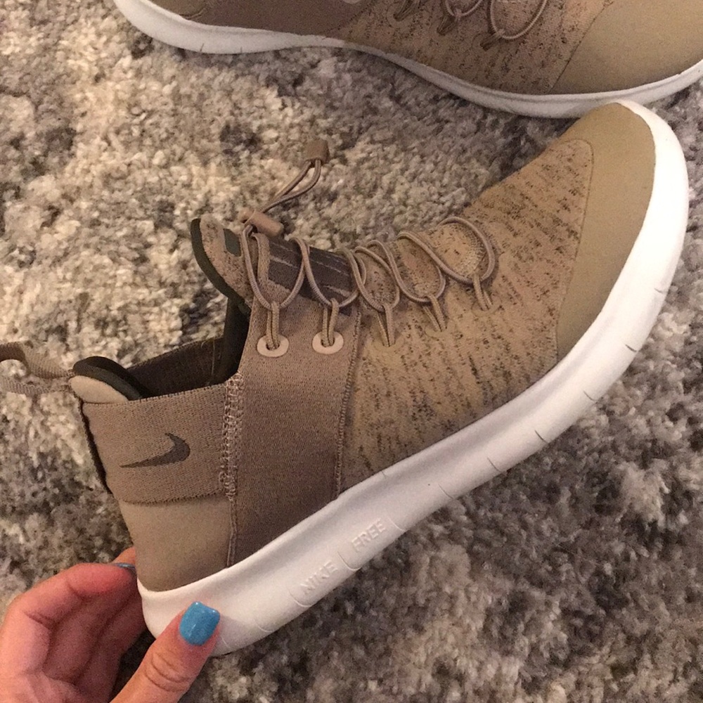 Tan/green nike commuter